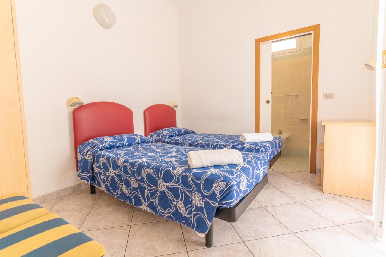 Hotel Villa Isola Римини Экстерьер фото