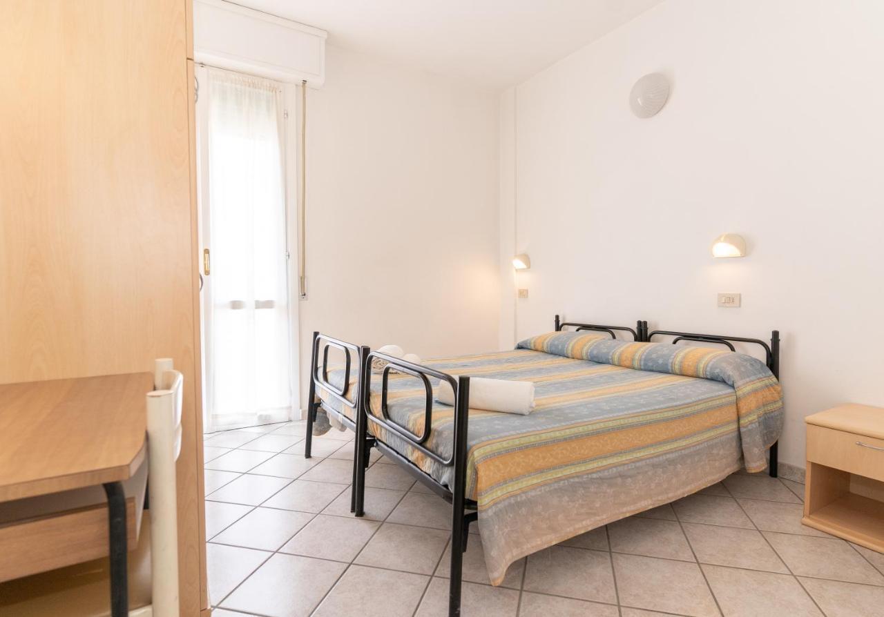 Hotel Villa Isola Римини Экстерьер фото